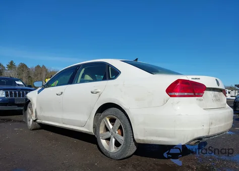 2013 Volkswagen Passat 2.5L Se из США, поврежденный, VIN 1VWBP7A3XDC111579